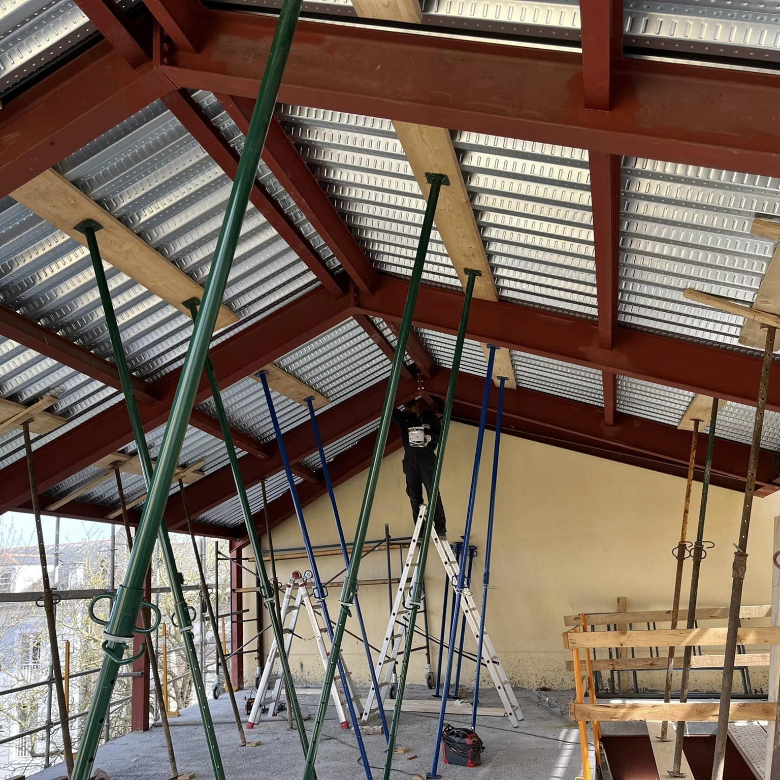 Trabajos realizados en carpintería metálica machado