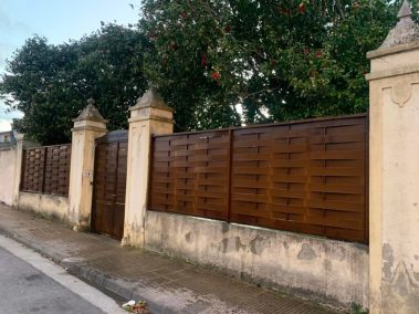 Cerramiento y puerta metálicos