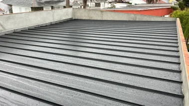 Trabajo de cubierta metálica